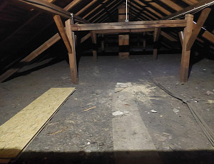 Zateplení stropu obecního domu pomocí foukané izolace